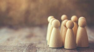 Figuras de madera representando un sistema familiar en terapia de constelaciones. Constelaciones familiares individuales. Método para sanar patrones transgeneracionales y vivir tu propósito más allá de los mandatos familiares.