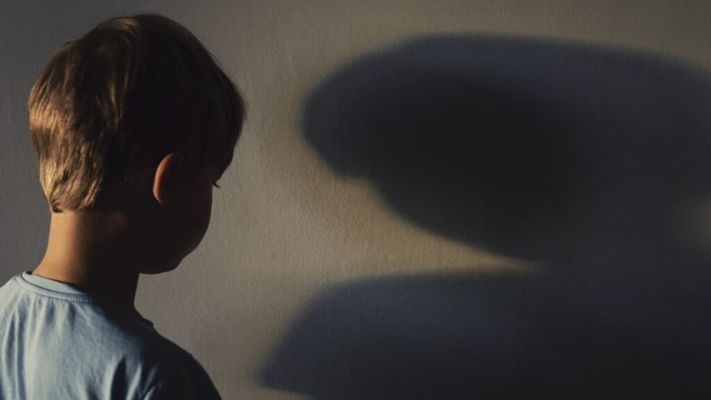 Trauma infantil y sombra emocional: simbolismo de heridas invisibles